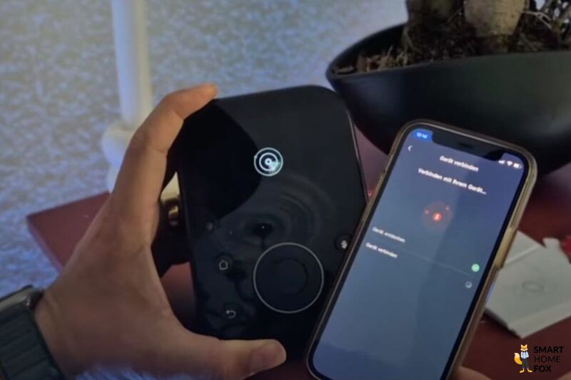 SwitchBot Hub 3 während der App-Einrichtung, man sieht wie auf dem Display das Verbinden Zeichen wie auf der App im Smartphone zu sehen ist.